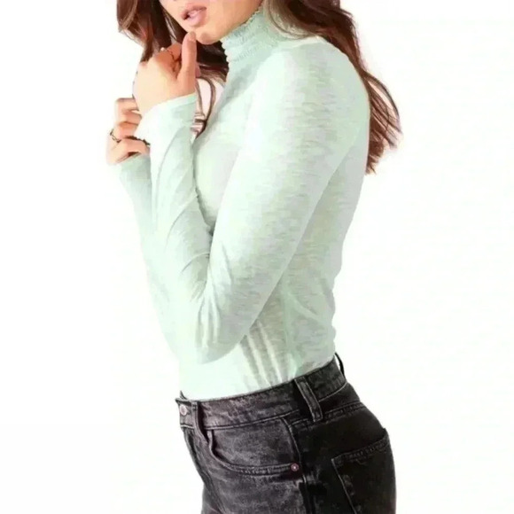 New with tags We the free Womens Caroline Smocked Turtleneck Top - Picture 2 of 7